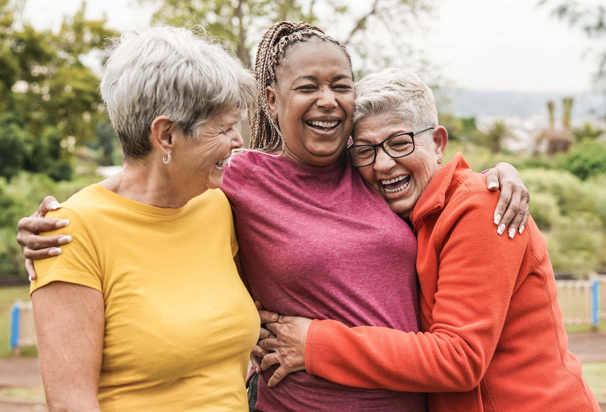 Пожилые люди теории. Разные поколения обнимаются. International Day of older people.